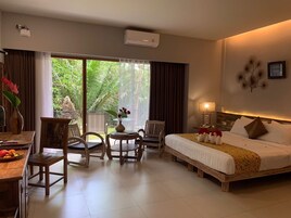 Minibar, caja de seguridad en la habitación y escritorio