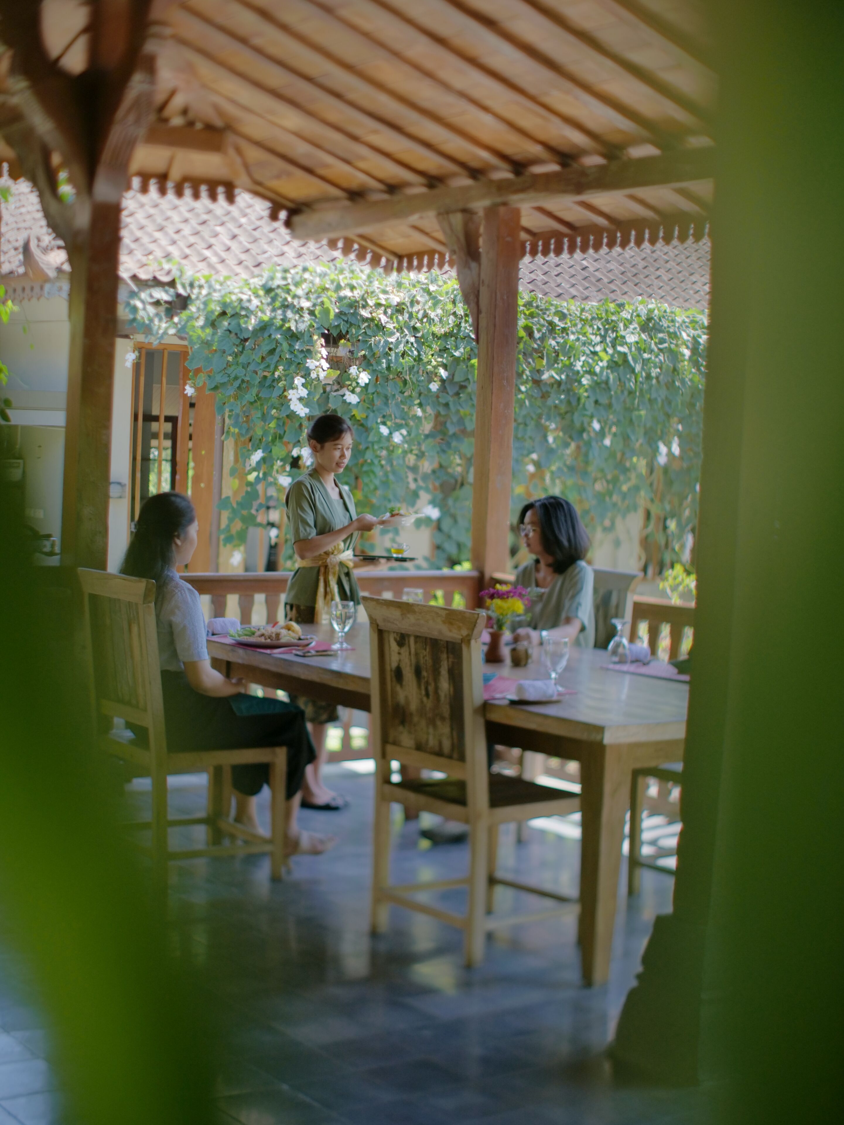 breakfast, lunch, dinner served; international cuisine