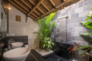 Private Plunge Pool Room | Bathroom | Shower, free toiletries, hair dryer, bathrobes - Scallywags Resort (Gili Trawangan)