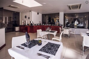 فطور إنجليزي يوميًا بتكلفة قدرها (80.00 ZAR للشخص)