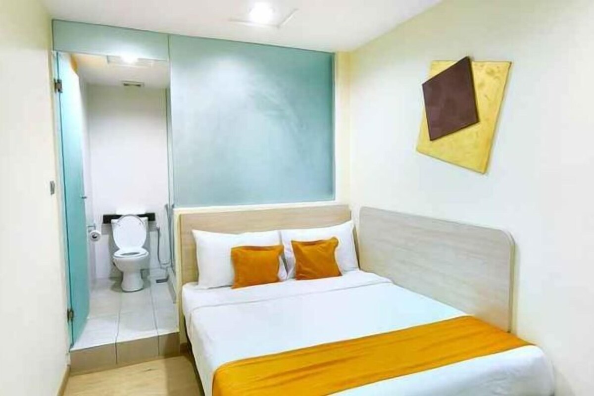 Ropa de cama de alta calidad, escritorio, wifi gratis y ropa de cama