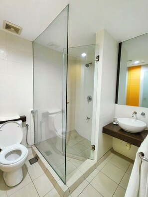 Shower, free toiletries, hair dryer, towels - Hotel 98 (Kuching)
