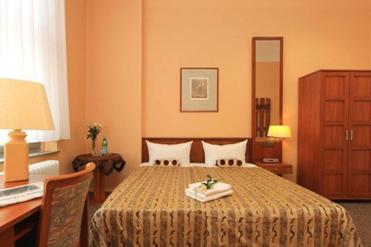 Double Room | Desk, blackout curtains, free WiFi, bed sheets