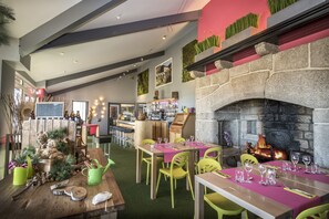 Melayani sarapan, makan siang, makan malam; sajian masakan Prancis 