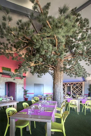 Couples dining - Hotel Les Portes d'Apcher (Saint-Chely-d'Apcher)