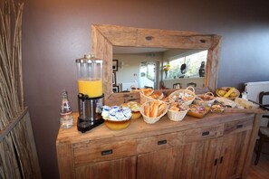 Breakfast, lunch and dinner served - Hotel Les Portes d'Apcher (Saint-Chely-d'Apcher)