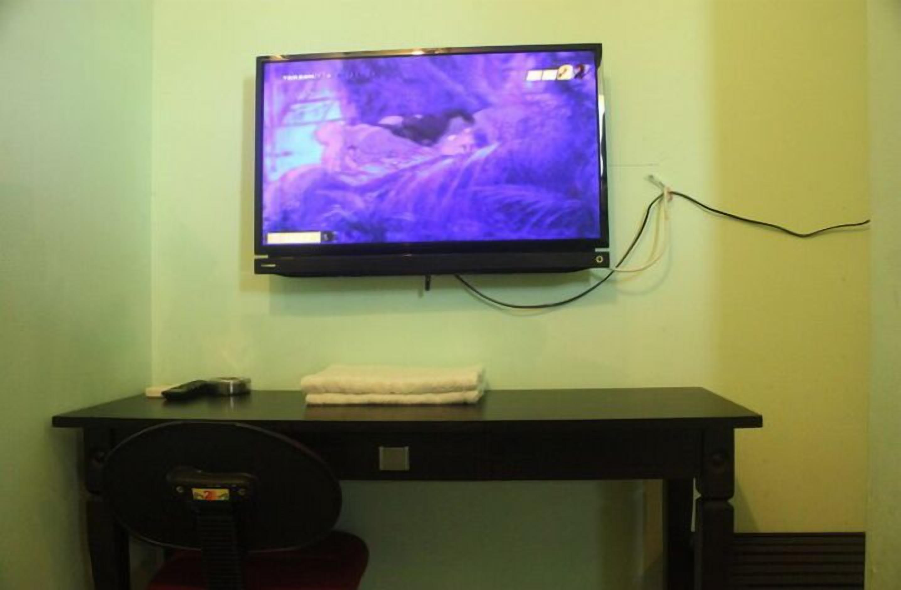 32-inch flat-screen tv with cable channels, tv