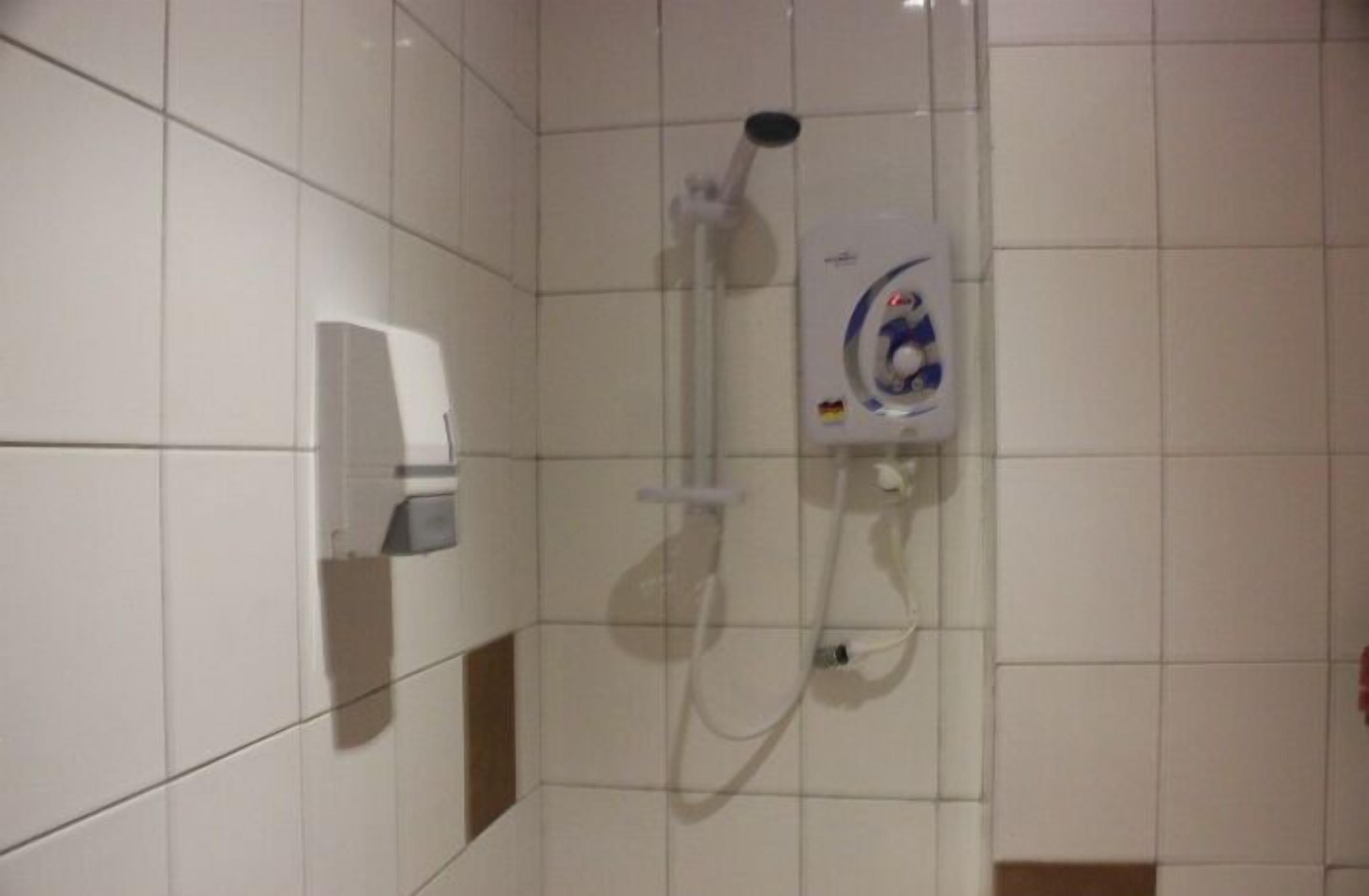 budget family room | bathroom | shower, free toiletries, hair dryer, towels