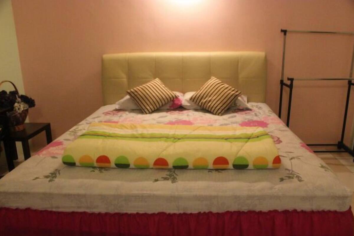 double room | living area | 32-inch flat-screen tv with cable channels, tv