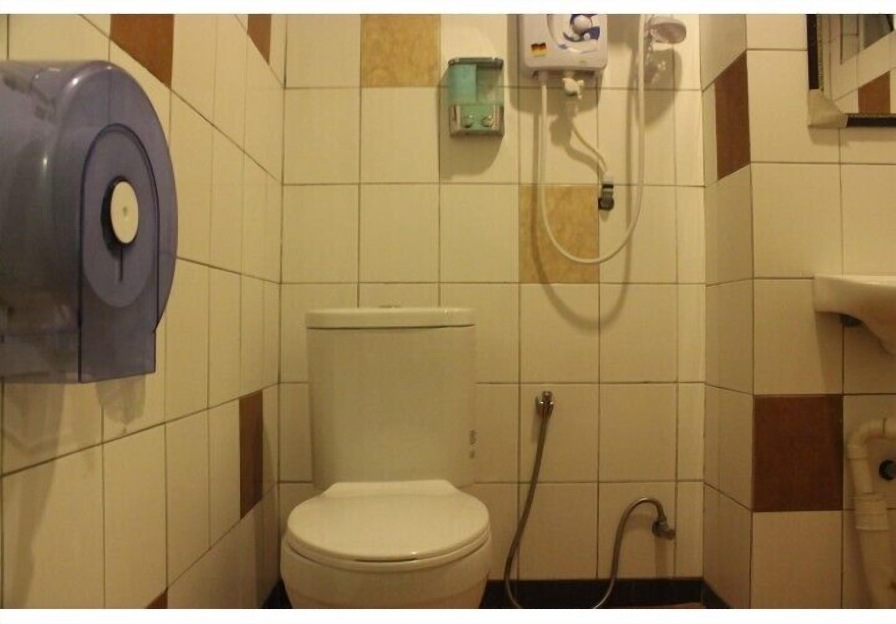 single room | bathroom | shower, free toiletries, hair dryer, towels
