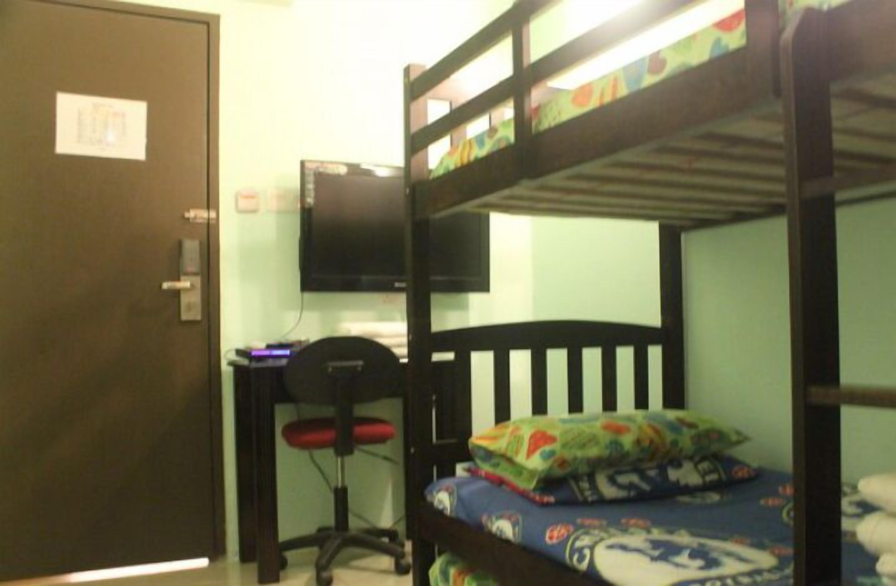 triple room | living area | 32-inch flat-screen tv with cable channels, tv