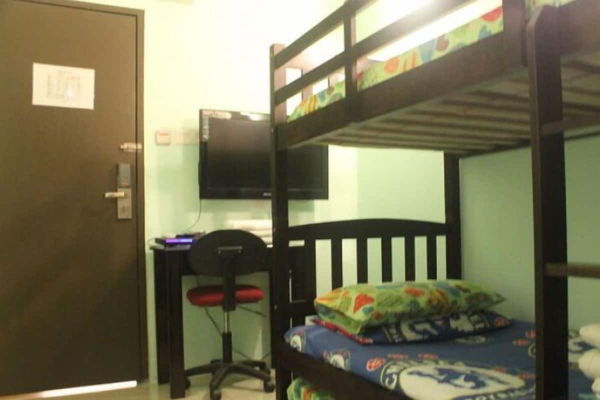 triple room | living area | 32-inch flat-screen tv with cable channels, tv