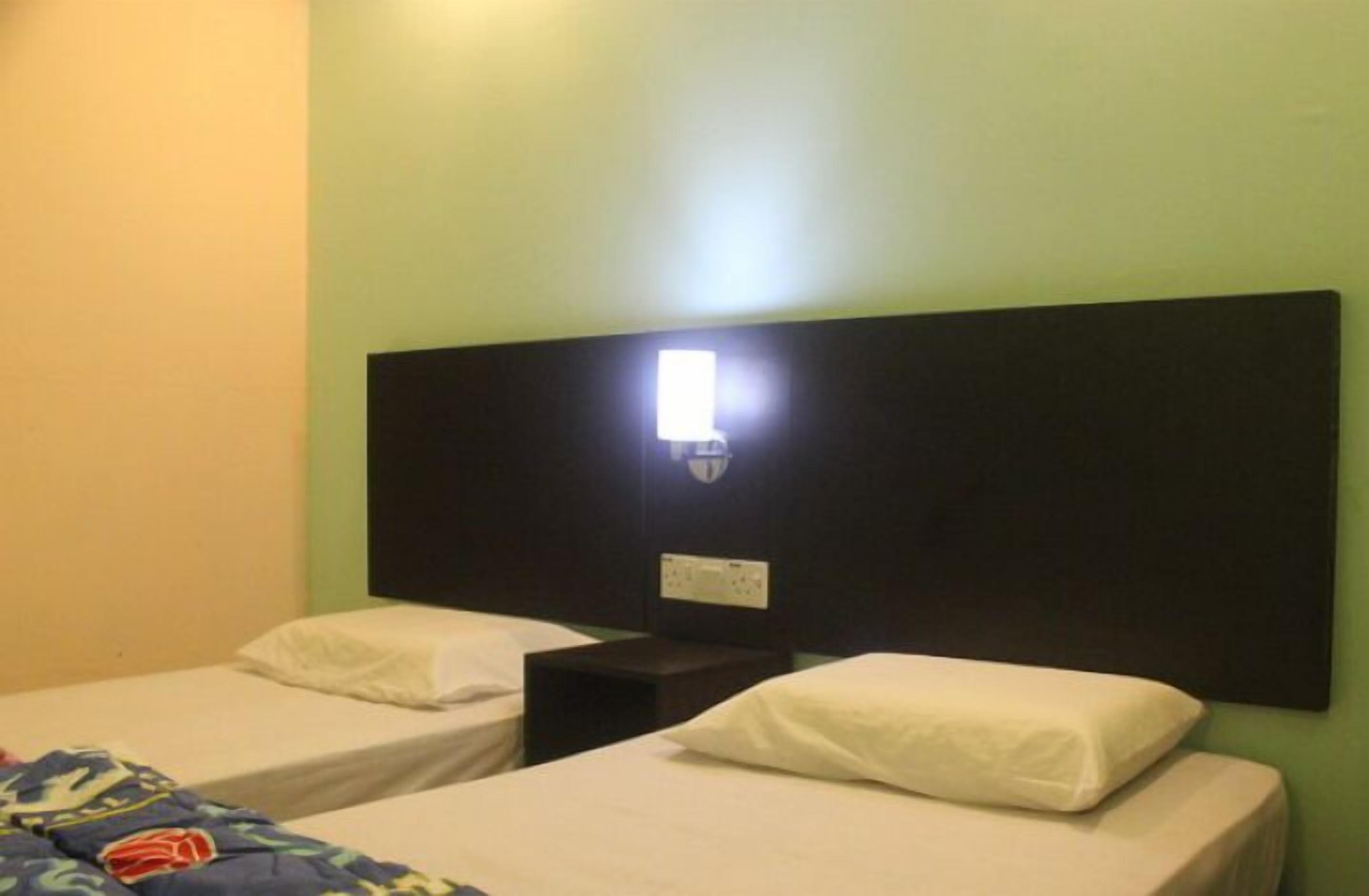 deluxe twin room | living area | 32-inch flat-screen tv with cable channels, tv