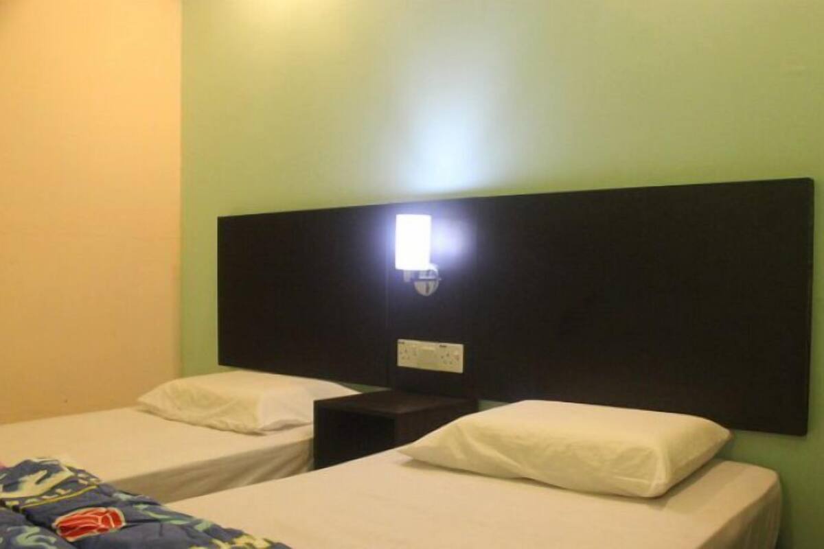 deluxe twin room | living area | 32-inch flat-screen tv with cable channels, tv