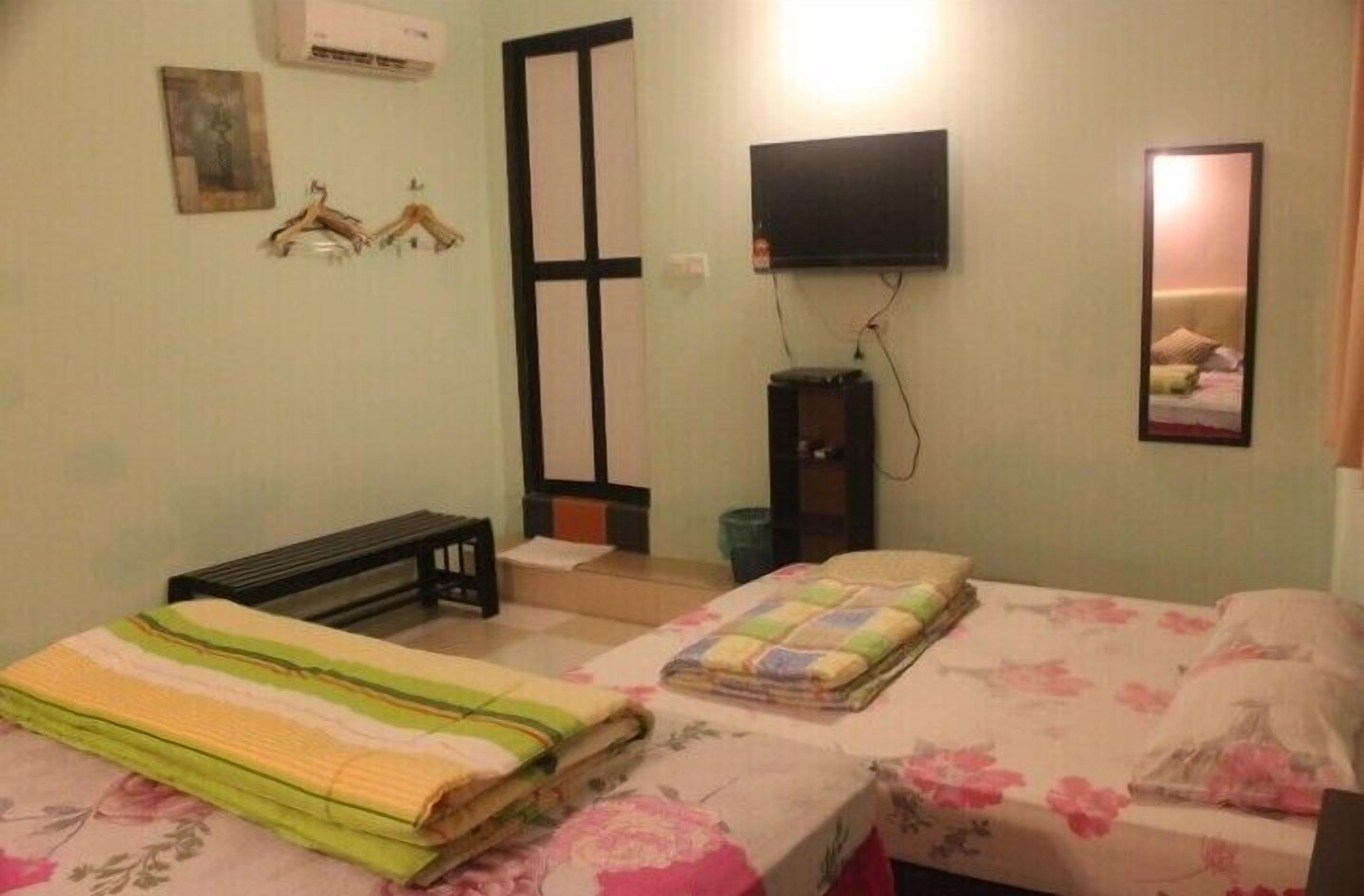 double room | living area | 32-inch flat-screen tv with cable channels, tv
