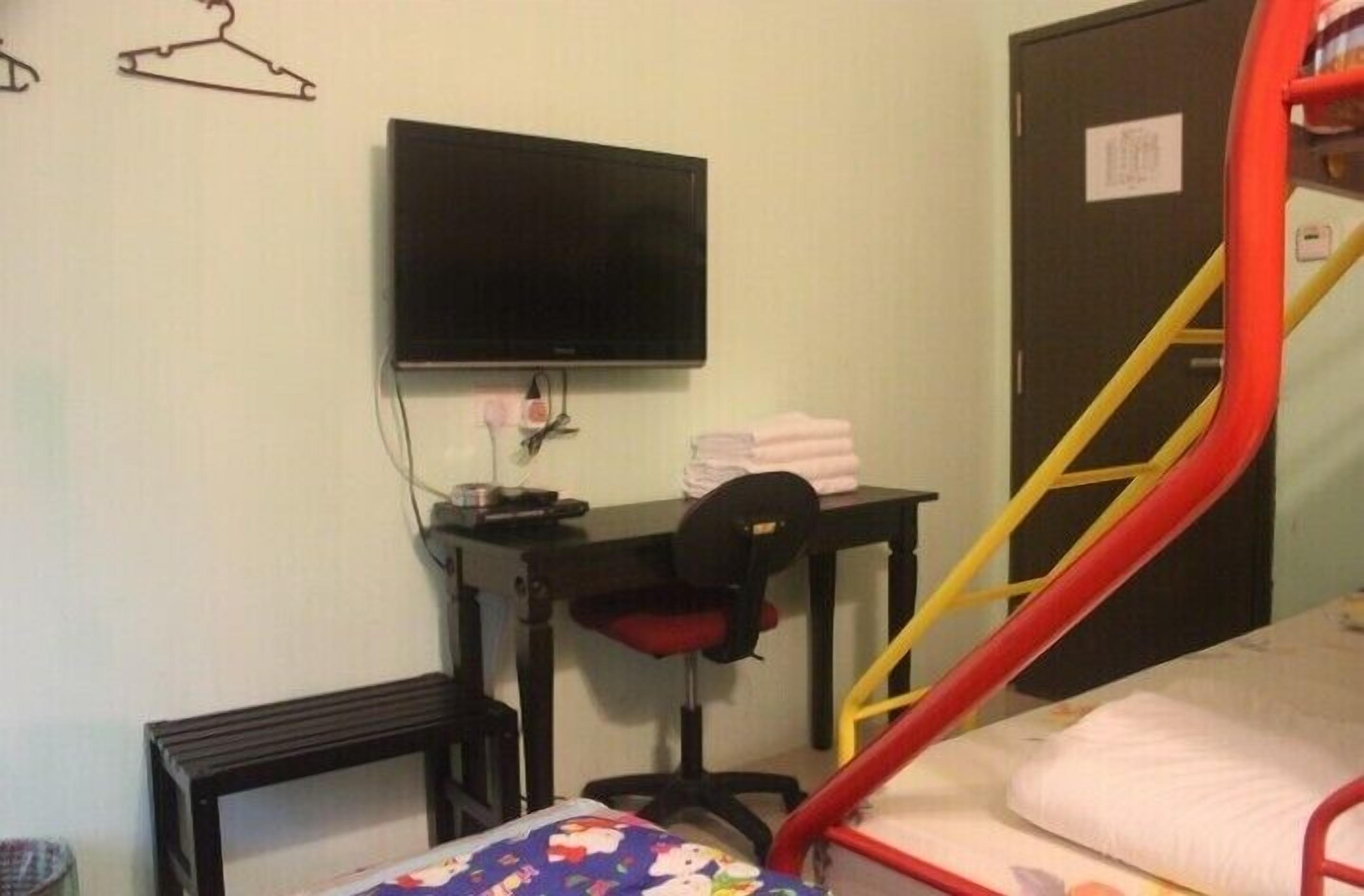 budget family room | living area | 32-inch flat-screen tv with cable channels, tv