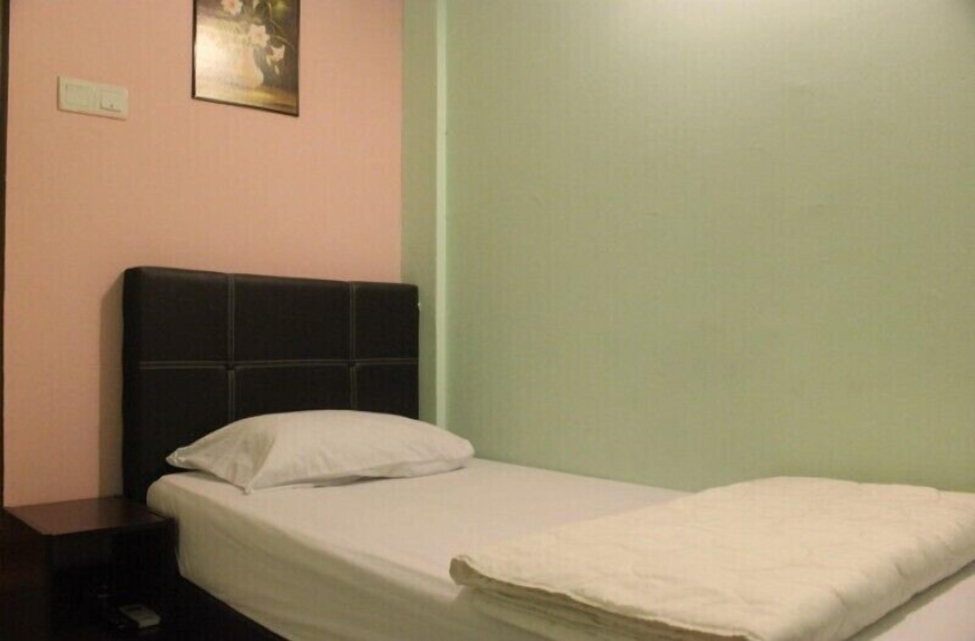 single room | living area | 32-inch flat-screen tv with cable channels, tv