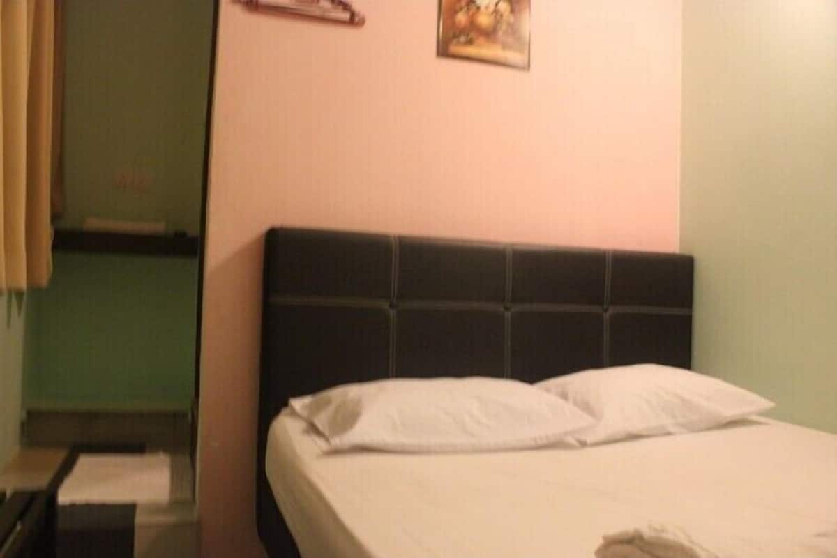 standard room (with window) | living area | 32-inch flat-screen tv with cable channels, tv