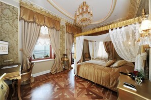 Suite Deluxe, vistas al mar | Ropa de cama de alta calidad, minibar, caja fuerte