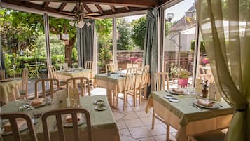 Petit-déjeuner, déjeuner et dîner servis sur place