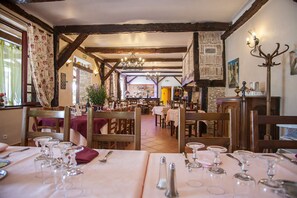 Breakfast, lunch, dinner served; French cuisine  - Auberge de l'Ile (Creysse)