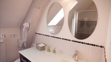 Shower, free toiletries, hair dryer, towels