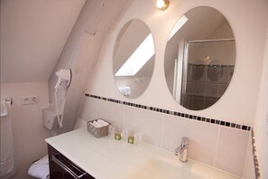 Dusche, kostenlose Toilettenartikel, Haartrockner, Handtücher