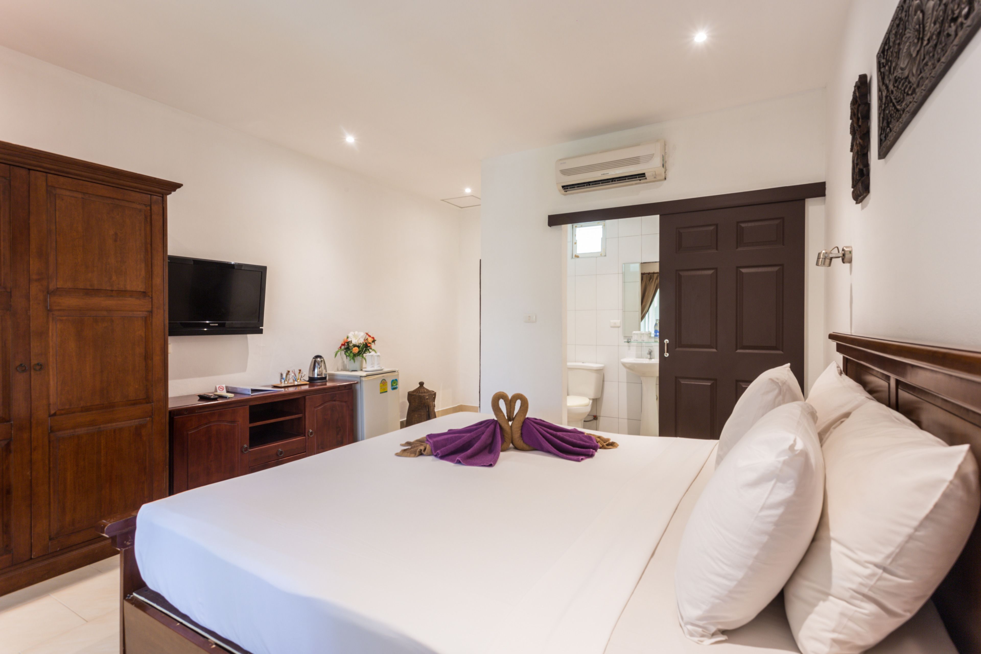 superior double room, 1 king bed | minibar, in-room safe, desk, free wifi