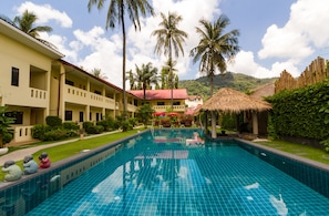 Outdoor pool, pool loungers - Austrian Garden Hotel Patong (Patong)