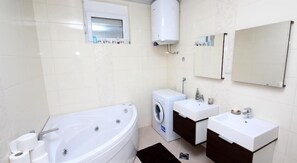 별도의 욕조 및 샤워 시설, 분사식 욕조, 무료 세면용품, 헤어드라이어
