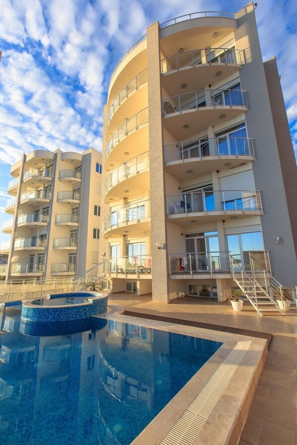 시즌별로 운영되는 야외 수영장