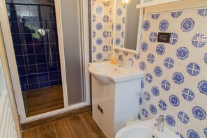 Room, Connecting Rooms, Tower | Bathroom | Hair dryer, towels - L'Amandola Villa - Agriturismo (Levanto)
