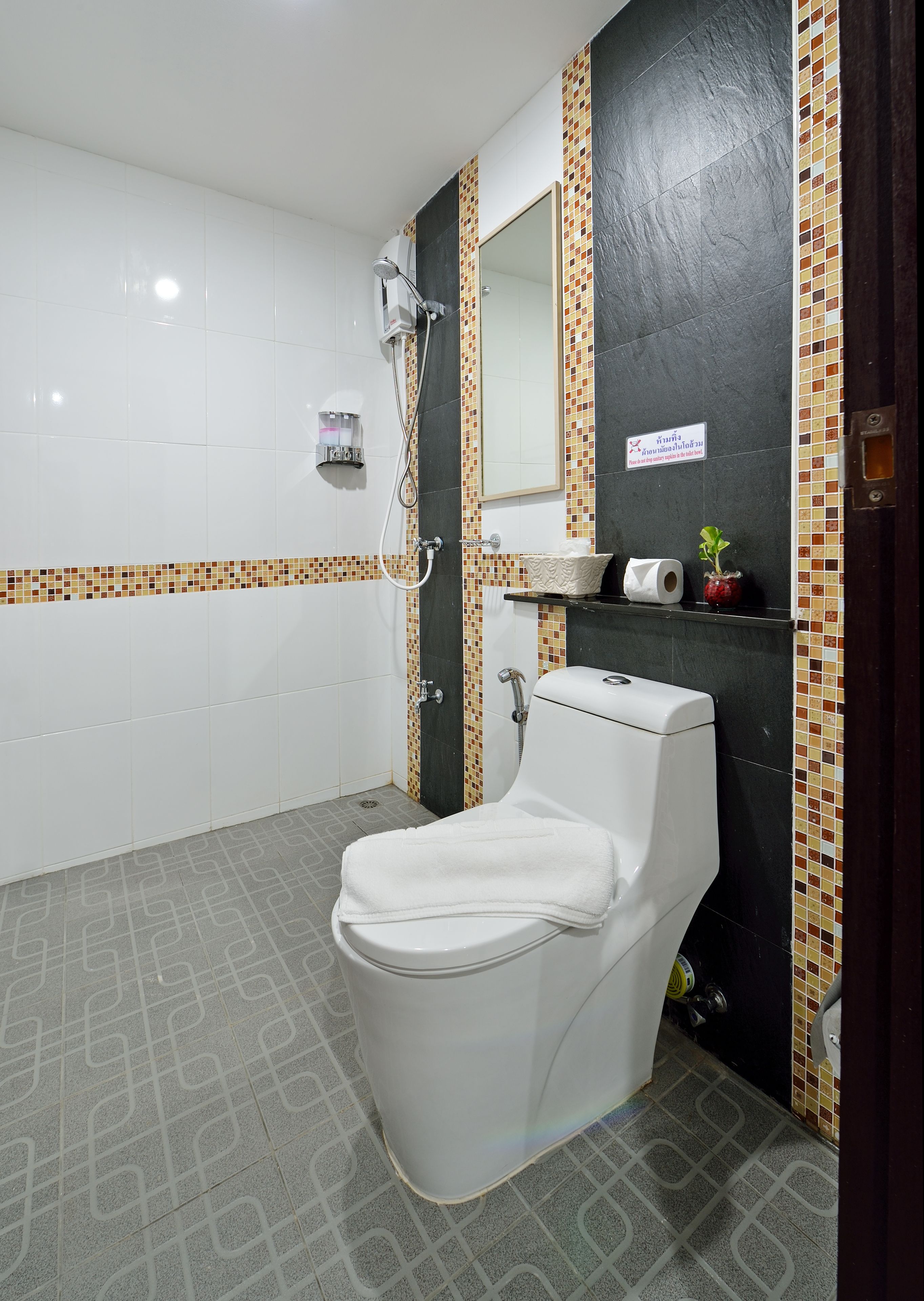 economy room, 2 bedrooms, non smoking | bathroom | shower, free toiletries, towels