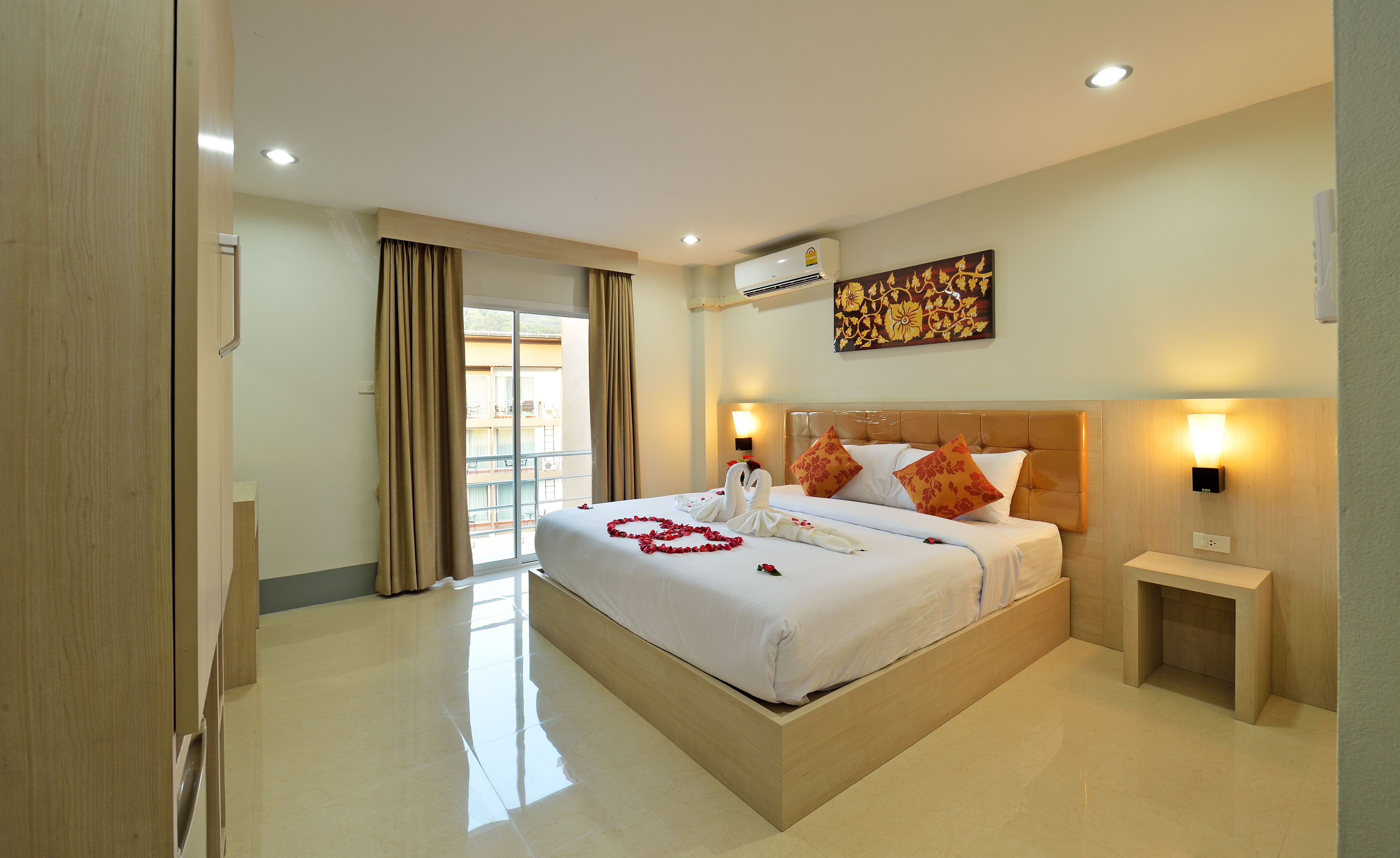 deluxe double room, city view | in-room safe, blackout curtains, soundproofing