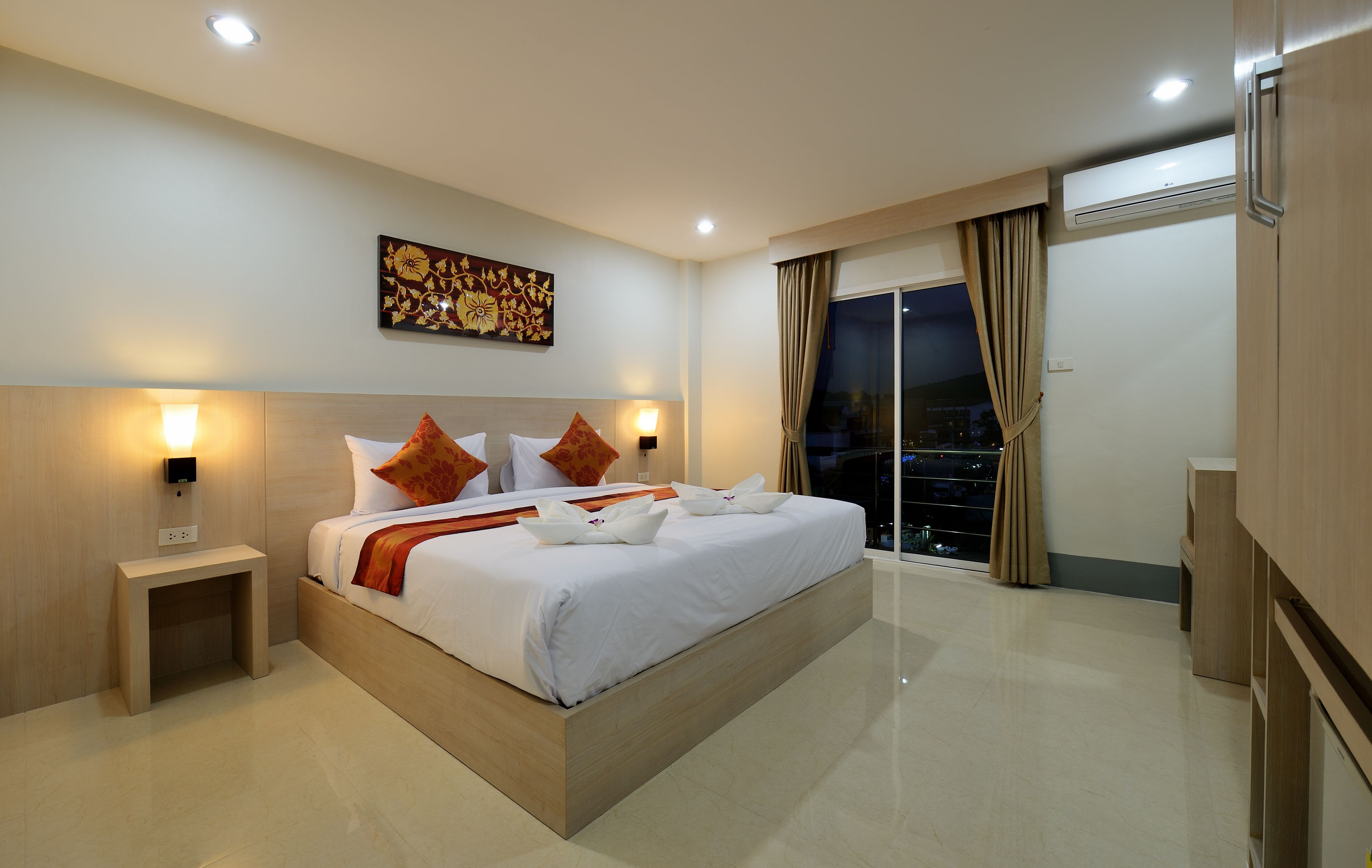 deluxe double room, city view | in-room safe, blackout curtains, soundproofing