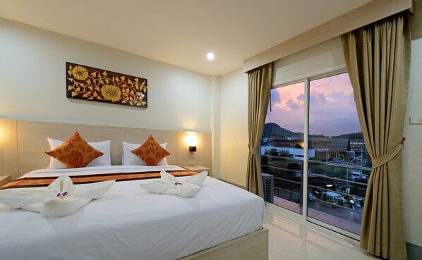 Caja de seguridad en la habitación y cortinas blackout