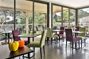 Desayuno buffet (EUR 15 por persona)