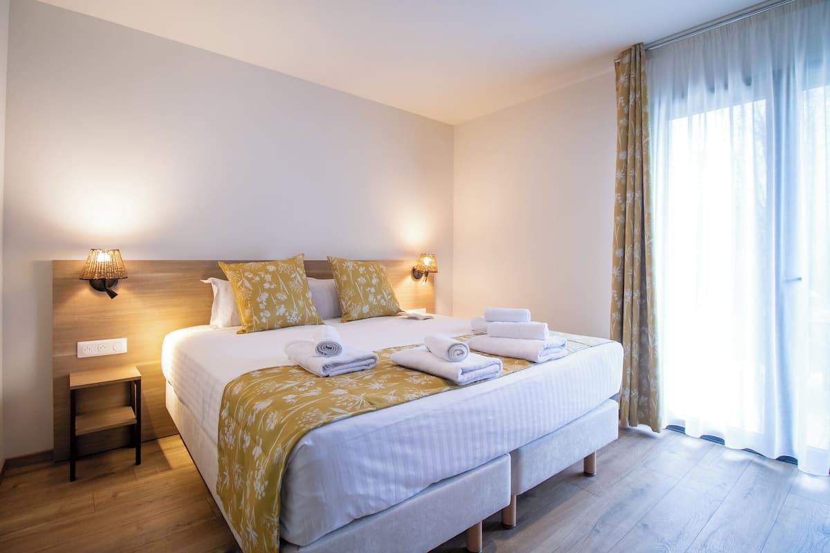 Luxe beddengoed, een kluis op de kamer, individueel gedecoreerd