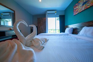 Escritorio, cortinas blackout, sistema de insonorización y wifi gratis 