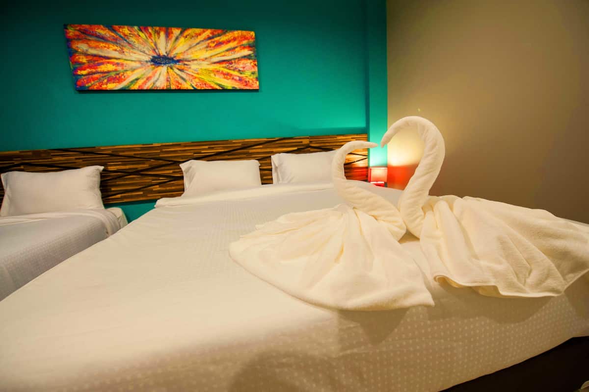 1 bedroom, desk, blackout curtains, soundproofing