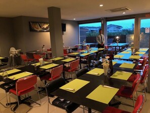 Breakfast area - Dwella Suvarnabhumi (Bang Phli)
