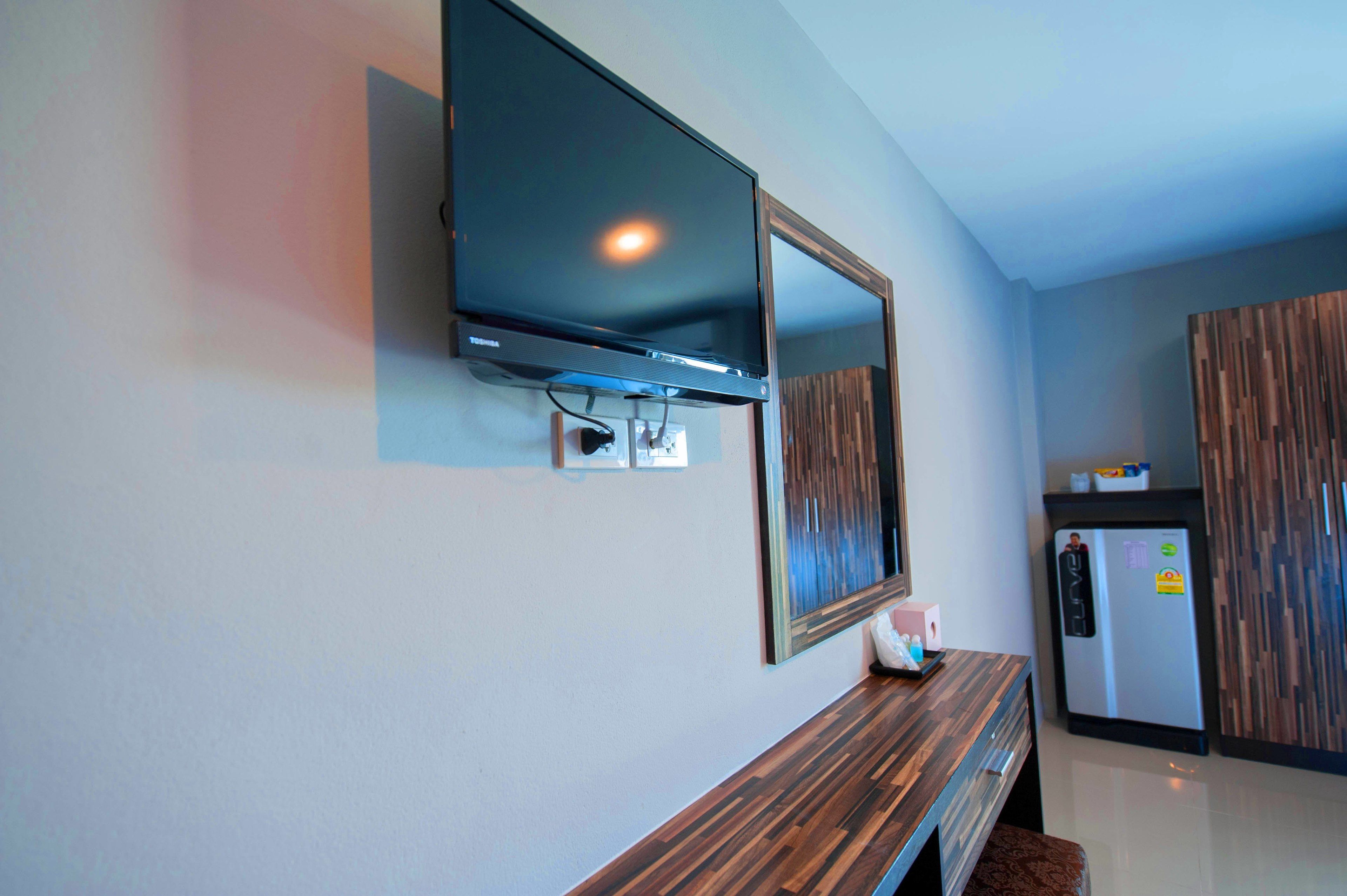 1 bedroom, desk, blackout curtains, soundproofing