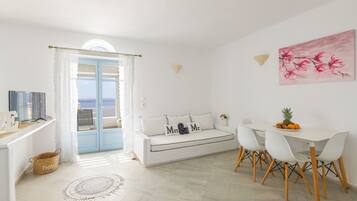 Deluxe Apartment, 1 Katil Ratu (Queen), Sea View | Ruang tamu | 32 inci televisyen LCD dengan satelit