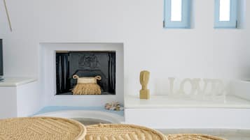 Superior-Dreibettzimmer, Meerblick | Wohnbereich | 32-Zoll-LCD-Fernseher mit Satellitenempfang