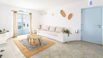 Superior Triple Room, Sea View | Peralatan tempat tidur hipoalergenik, tilam berlapik