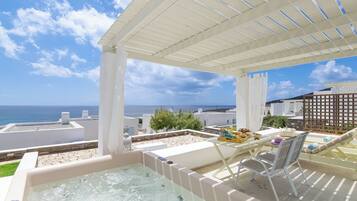 Deluxe Apartment, 1 Katil Ratu (Queen), Sea View | Teres/patio