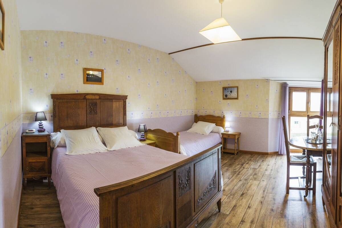 Premium bedding, desk, free cots/infant beds, rollaway beds