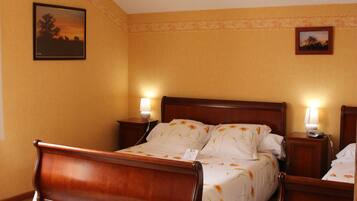 Kolmen hengen huone | Ylelliset vuodevaatteet, työpöytä, ilmaiset vauvansängyt, lisävuoteet