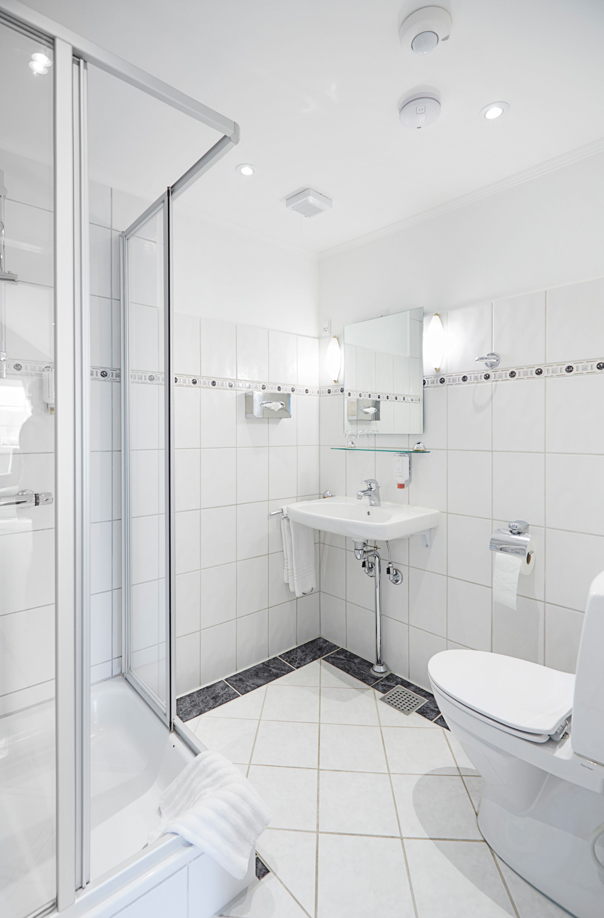 junior suite, balcony | bathroom | shower, hair dryer, towels