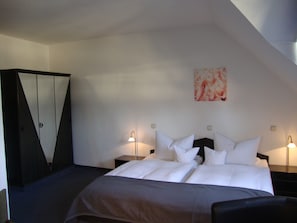 Schreibtisch, kostenlose Babybetten, Zustellbetten, kostenloses WLAN